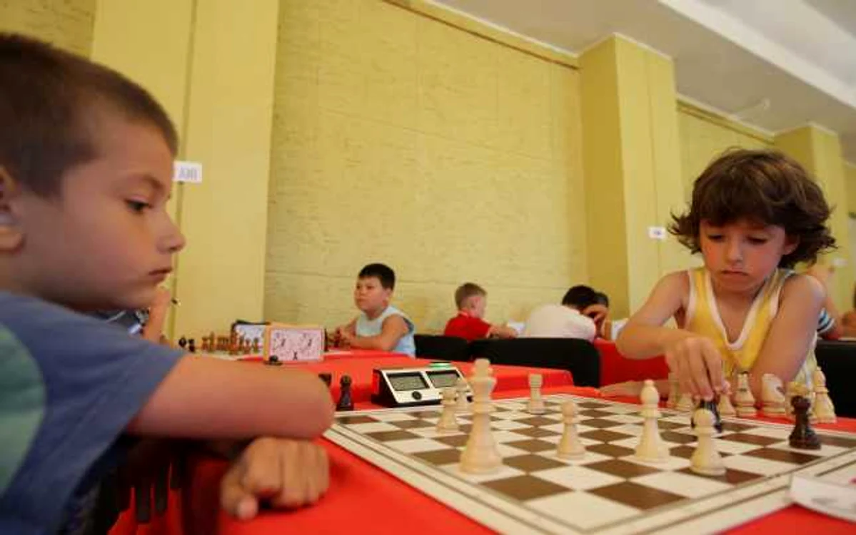 Copii jucând şah în timpul unei competiţii organizate la Eforie FOTO Adevărul