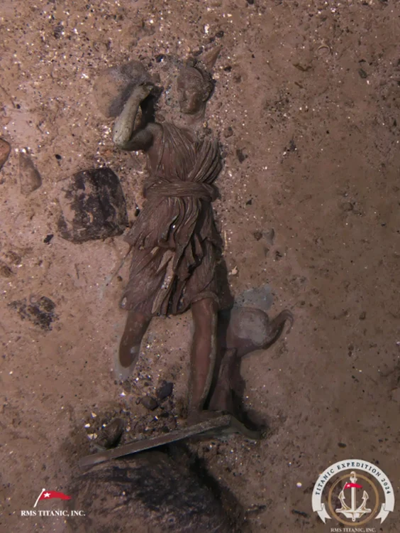 Diana de Versailles, statuia de bronz găsită printre resturile epavei Titanicului. Foto: RMS Titan