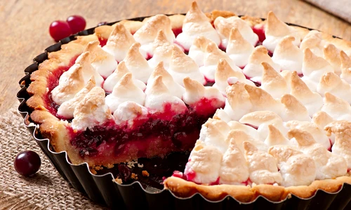 Tarta cu merisoare si bezea  Sursa foto shutterstock 223955176 jpg