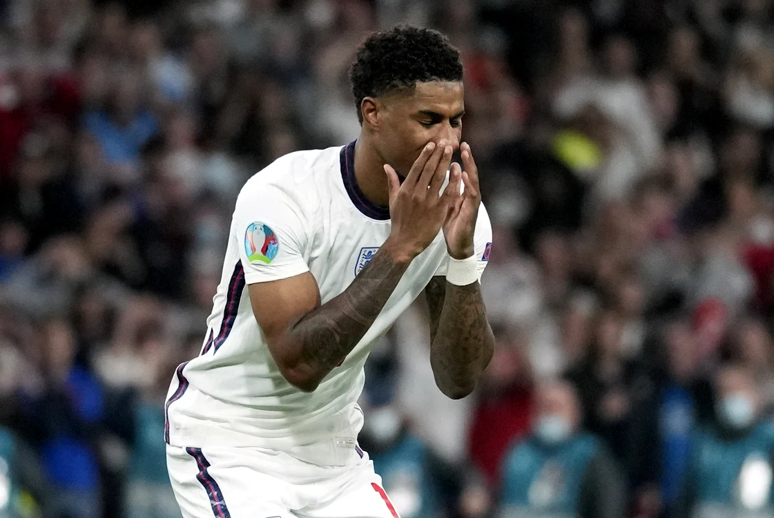 
    Marcus Rashford s-a luat cu mâinile de cap după ce a ratat lovitura de departajareFoto: EPA-EFE  
