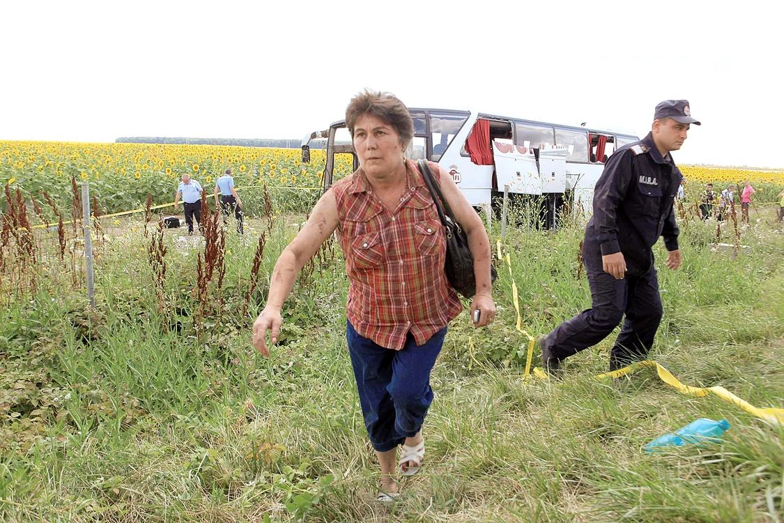 
    Femeia şi-a căutat disperată pe câmp geanta în care avea actele şi baniiFoto: Roberto Sălceanu  