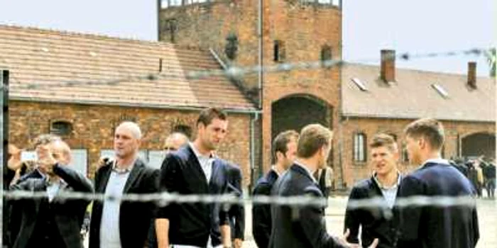 Jucătorii Olandei, în vizită la Auschwitz