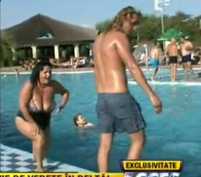 Ozana Barabancea, la piscină în Deltă