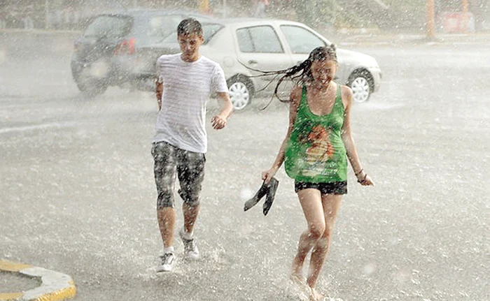 
    Nu uitaţi umbrelele acasă  