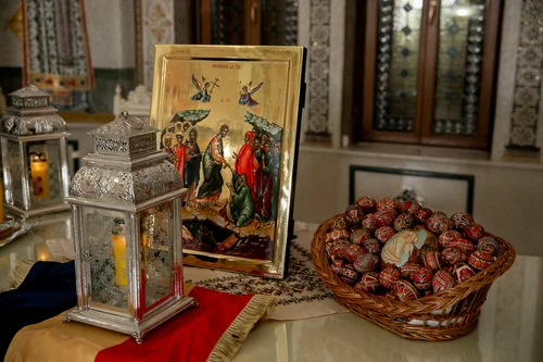 În 2019 candela în care a fost ținută Lumina Sfântă a fost pusă pe biroul Patriarhului lângă un coș cu ouă împodobite de maici jpeg