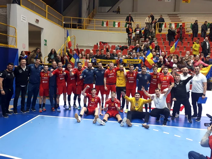 
    Handbaliștii români au sărbătorit câștigarea grupei din ItaliaFoto: Facebook/FRH  