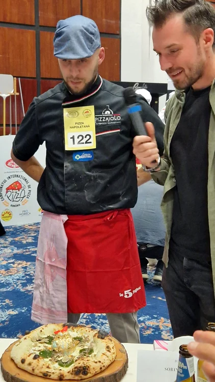 Jakab Csaba și prezentatorul Campionatului Internațional de Pizza, Horia Manea. FOTO: Adevărul