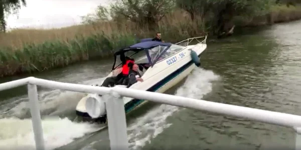 Cocalar aruncând cu paharul în ghizi din Delta Dunării Sursa Daniel Petrescu