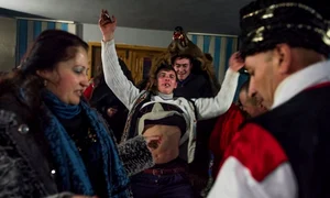 Bărbaţii costumaţi în piei de urs dansează în casele oamenilor jpeg