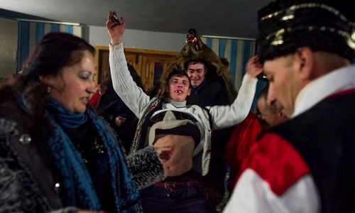 Bărbaţii costumaţi în piei de urs dansează în casele oamenilor jpeg