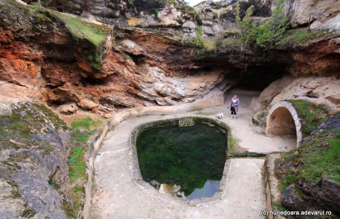 Fostul SPA antic, unde au fost descoperite plăcuţele votive din aur. FOTO: Daniel Guţă. ADEVĂRUL.