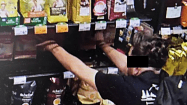 Jafuri în serie cu un Porsche: un român este acuzat că a jefuit 10 supermarketuri într-o singură zi. Ce metodă folosea