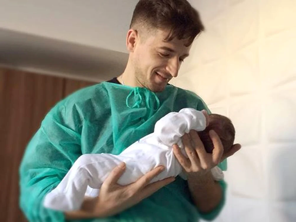 Radu Sîrbu s-a fotografiat alături de fiul său nou născut, David-Nicolas