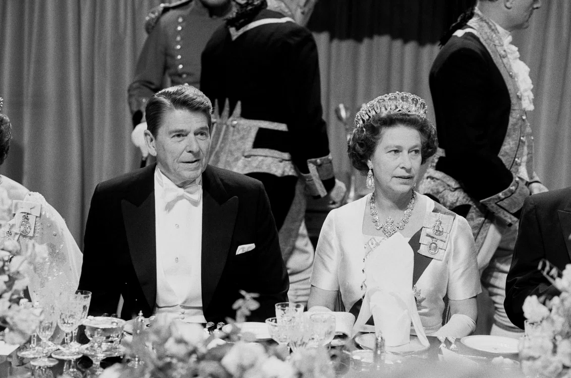 Regina Elisabeta a II a și președintele Ronald Reagan în 1982   GettyImages 1126078447 jpg