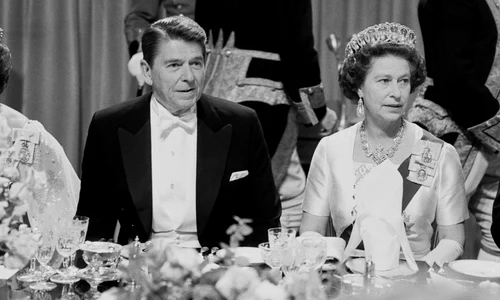Regina Elisabeta a II a și președintele Ronald Reagan în 1982   GettyImages 1126078447 jpg