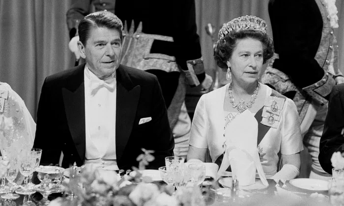 Regina Elisabeta a II a și președintele Ronald Reagan în 1982   GettyImages 1126078447 jpg