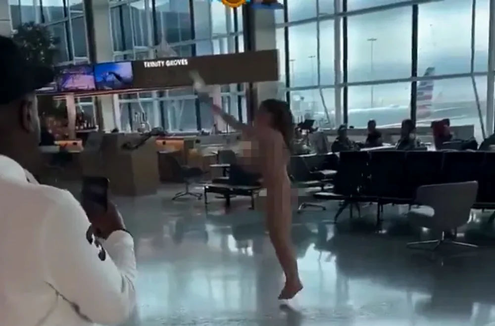 O femeie goală a provocat haos în aeroport FOTO: captura video
