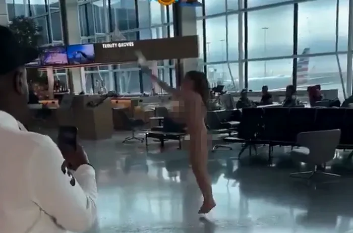 O femeie goală a provocat haos în aeroport FOTO: captura video