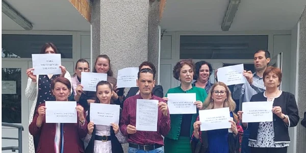 Arhivarii vâlceni au protestat ca și colegii din țară împotriva discrepanțelor salariale din instituțiile publice Foto Adevărul