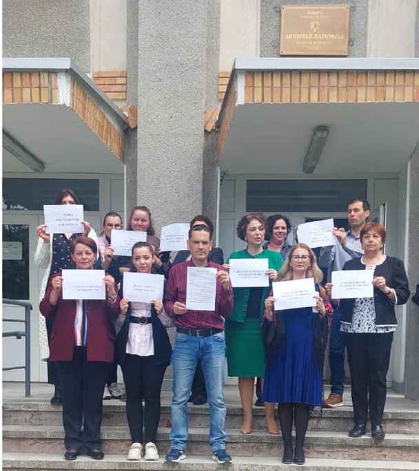 Arhiviștii vâlceni au protestat împotriva discrepanțelor salariale din instituții Foto Adevărul