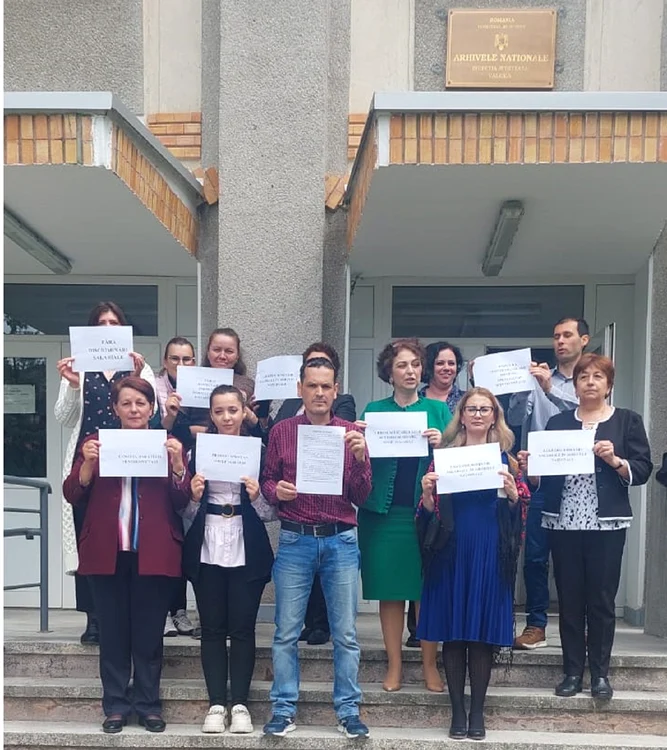 Arhiviștii vâlceni au protestat împotriva discrepanțelor salariale din instituții Foto Adevărul