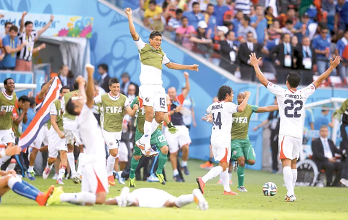 
    Bucuria costaricanilor e firească:  au învins două foste campioane  mondiale şi sunt în optimile  de finalăFoto Reuters  