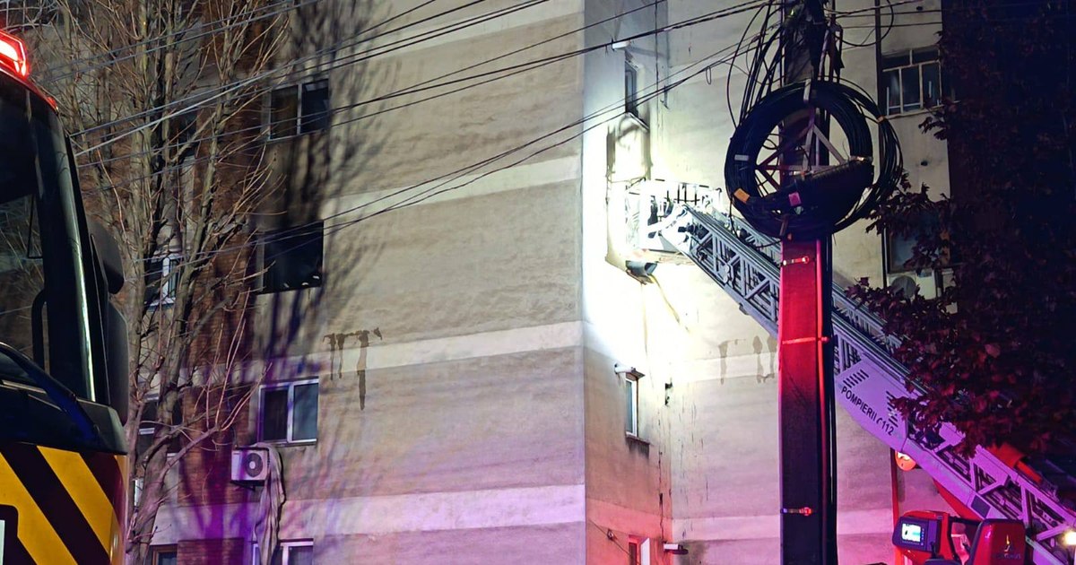 Incendiu devastator într-un bloc din Alexandria: Pompierii salvează cinci persoane cu autoscara