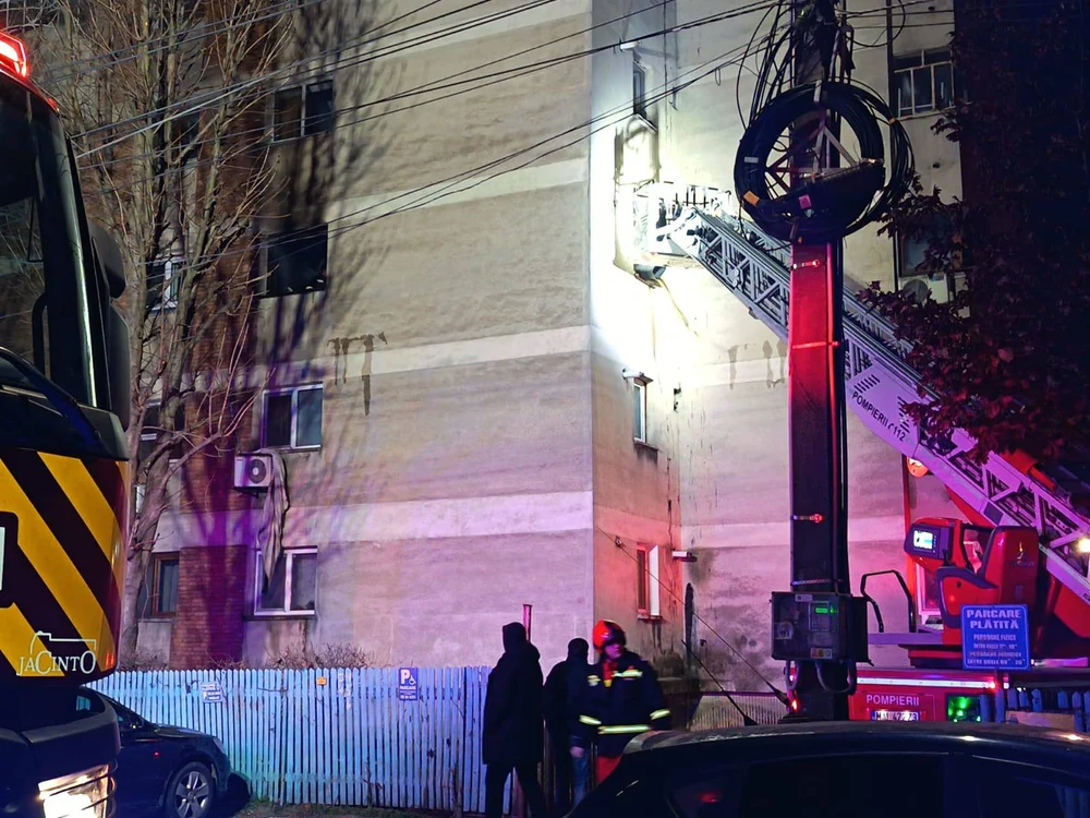 Incendiu în prima zi a anului într-un bloc din Alexandria. Pompierii au salvat cu autoscara 5 localnici