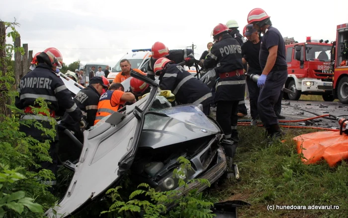 Accident grav la intrarea în Simeria. FOTO: Daniel Guţă. ADEVĂRUL.