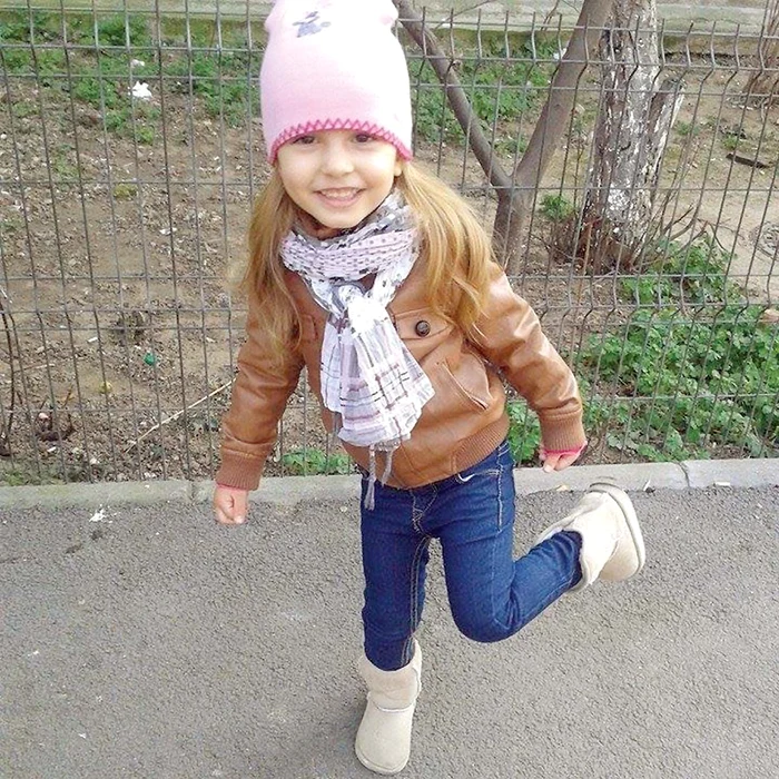 
    Părinţii fetiţei, Mihai şi Alina, sunt acum în stare de şoc  