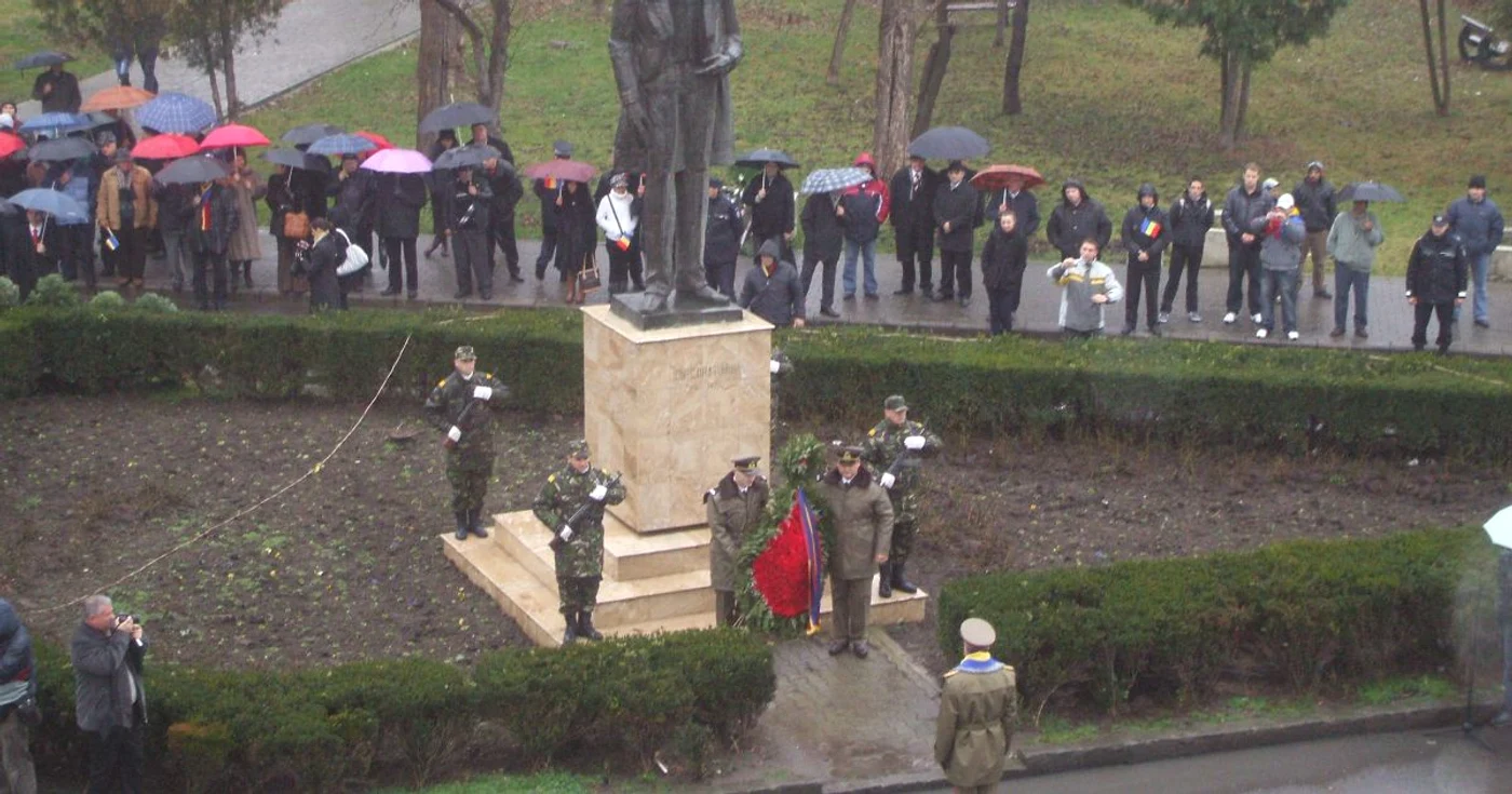Depuneri de coroane la statuia lui IIC Brătianu