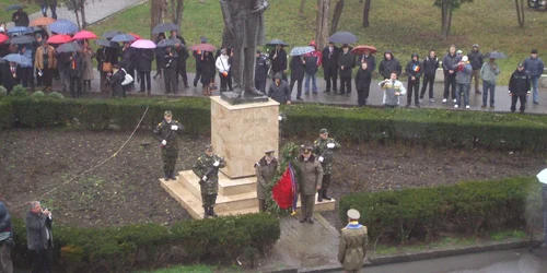 Depuneri de coroane la statuia lui IIC Brătianu