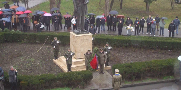 Depuneri de coroane la statuia lui IIC Brătianu