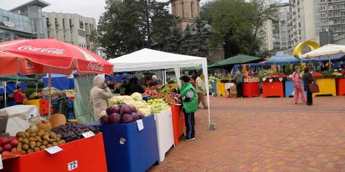 Standurile îşi aşteaptă cumpărătorii
