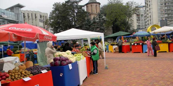 Standurile îşi aşteaptă cumpărătorii
