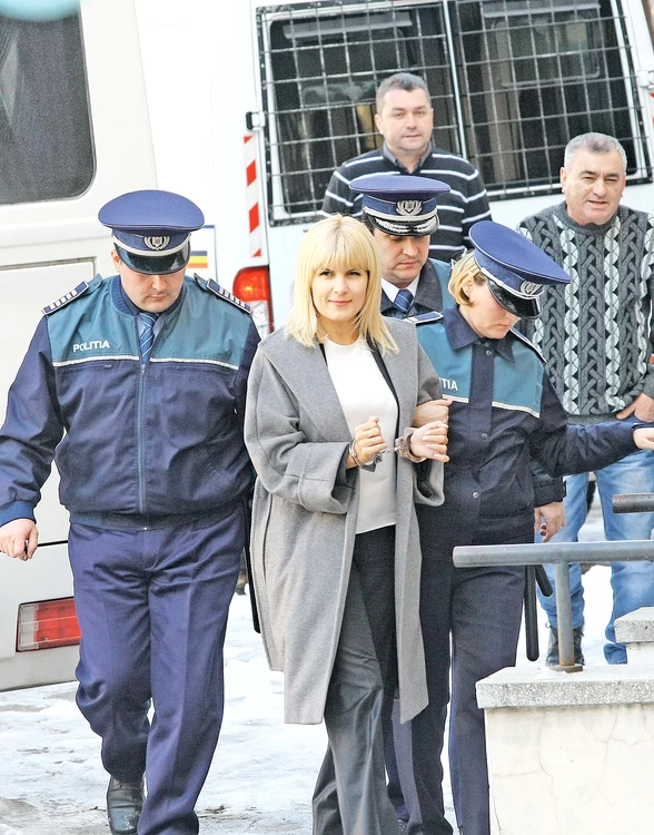 Ieri a fost dusă  încătuşată la  Înalta Curte