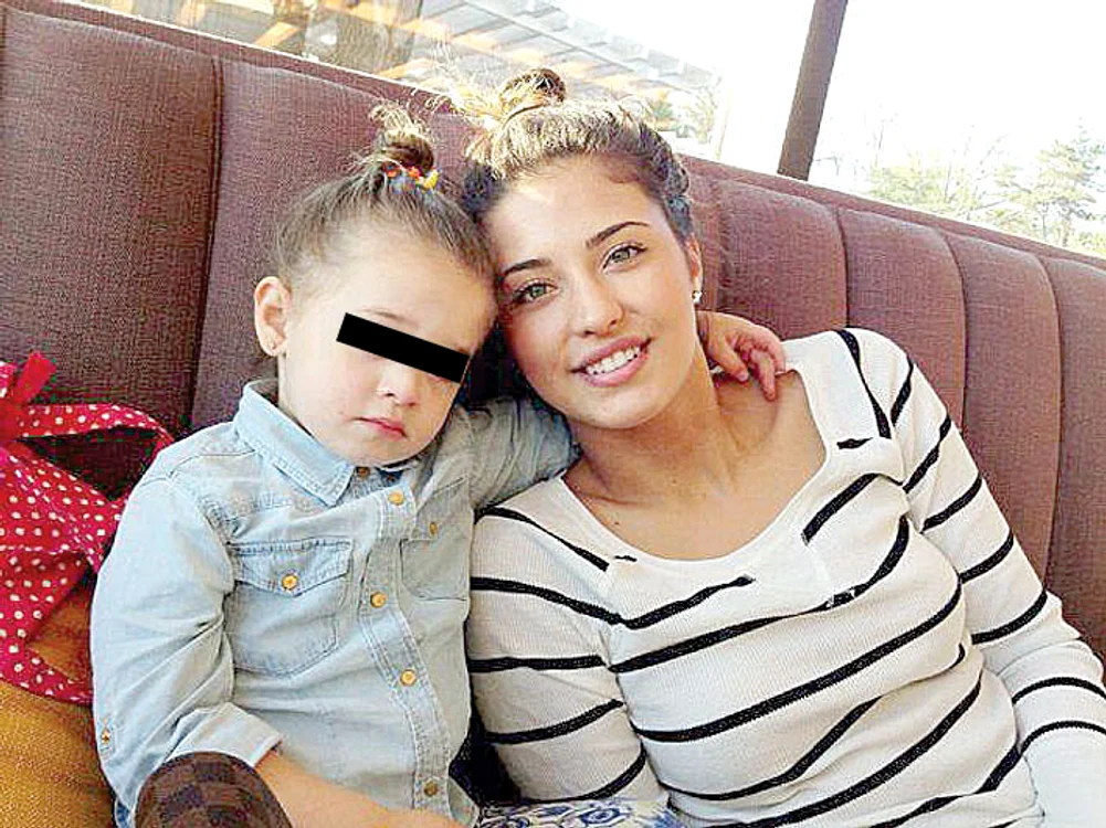 Antonia, alături de fetiţa ei, Maya