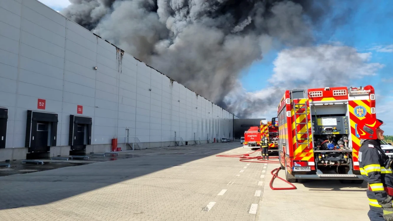 Incendiu la o hală dintr-un parc logistic aflat pe autostrada A1 FOTO: ISU Giurgiu