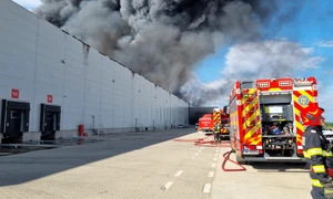 Incendiu izbucnit într-o hală din incinta unui parc logistic, pe A1 la km 23 FOTO ISU