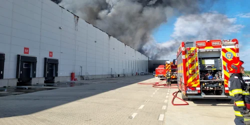 Incendiu izbucnit într-o hală din incinta unui parc logistic, pe A1 la km 23 FOTO ISU