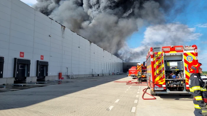 Incendiu la o hală dintr-un parc logistic aflat pe autostrada A1 FOTO: ISU Giurgiu