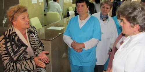 Botoşani: Liderul de  sindicat( stinga) este luat la rost de protestatari 