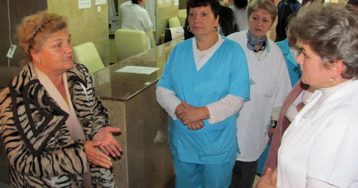 Botoşani: Liderul de  sindicat( stinga) este luat la rost de protestatari 