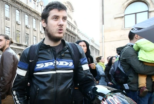 Motociclistul Dan Ștefan a fost, duminică, la protestul de la Universitate ca să-i ceară demisia lui Grabriel Oprea