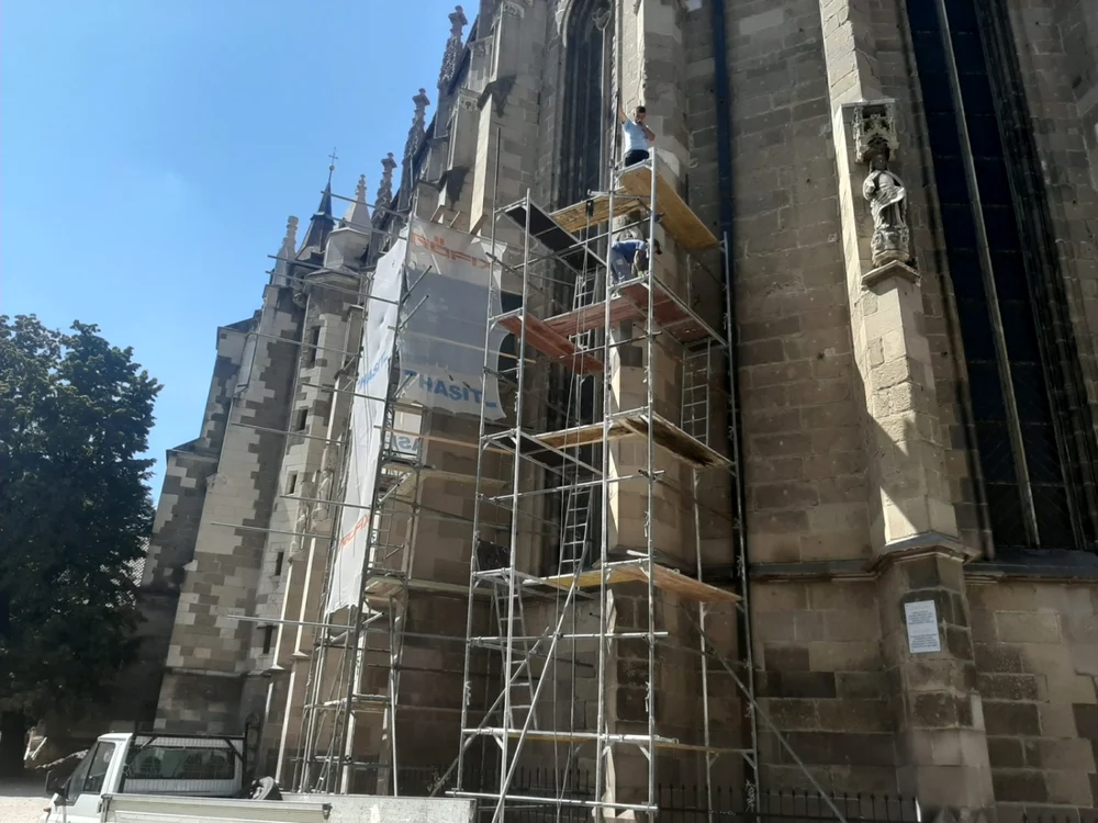 Statuile de pe Biserica neagră din Braşov au intrat în reparaţii