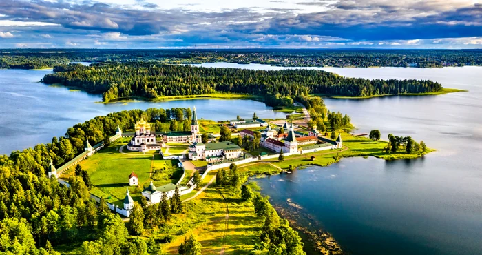 Mănăstirea Iversky de pe una dintre insulele lacului Valdai FOTO Shutterstock