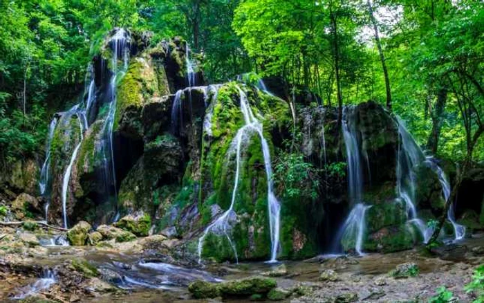 Cheile Nerei e unul dintre cele mai spectaculoase monumente naturale din Românie FOTO Casca Beuşniţa - 123 RF