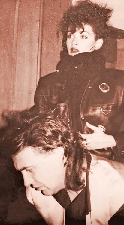 1988. În această fotografie, cei doi solişti sunt apoape de nerecunoscut