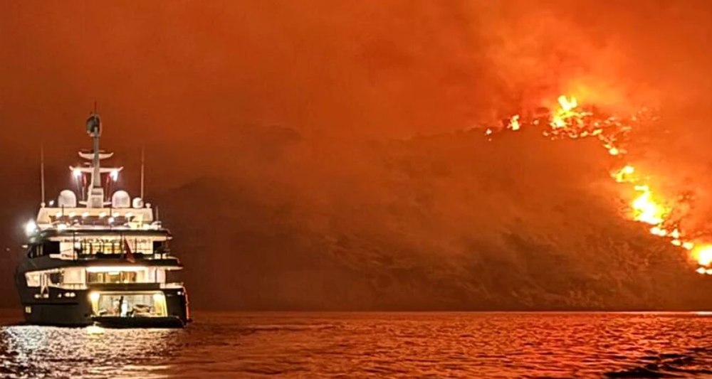 Scandalul incendiului de pe Hydra. Cele mai bogate și infuente persoane din Kazahstan se distrau pe iahtul de unde au fost trase artificiile VIDEO