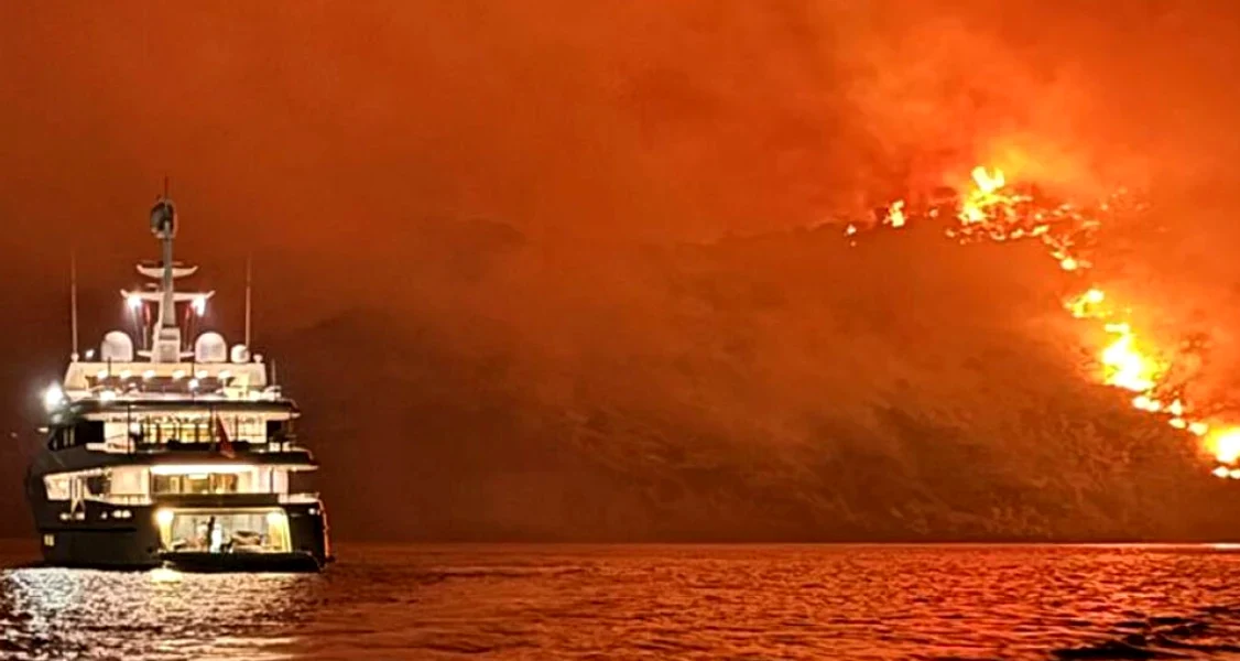 Incendiul de pe insula Hydra, ar fi fost produs de artificiile trase de pe un iaht. FOTO: X